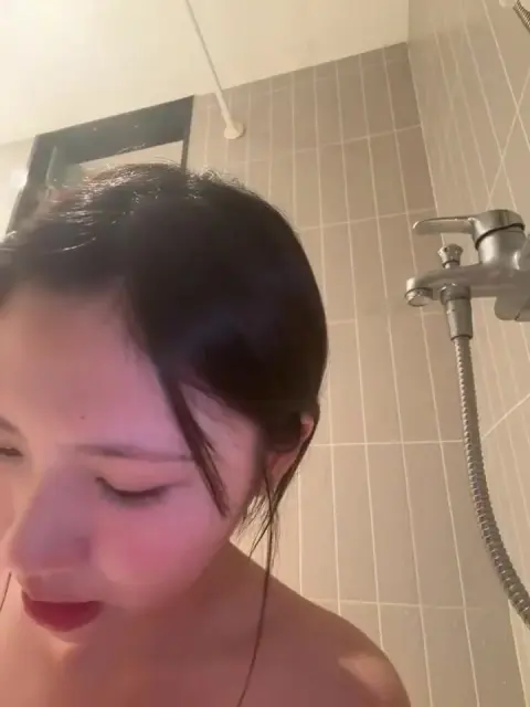 Em gái xinh đẹp vừa tắm vừa khiêu dâm khoe hàng