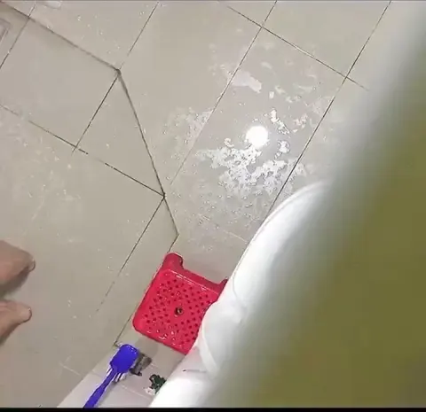 Quay lén nhỏ gái hàng xóm đi tắm