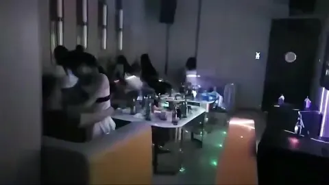 Đi Karaoke là phải nhún như vậy à