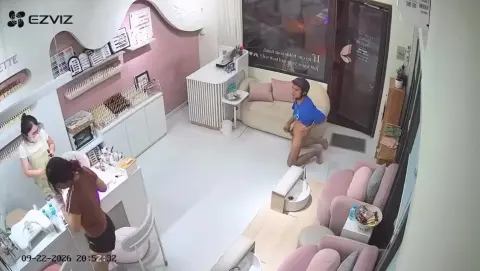 Hót nhất lúc này chàng cởi quần vào quán làm đẹp sục cặc làm các em chạy tán loạn.
