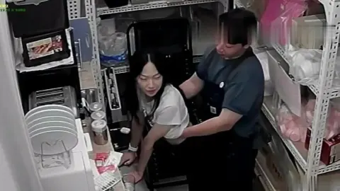 nhân viên lén lút trong kho cửa hàng