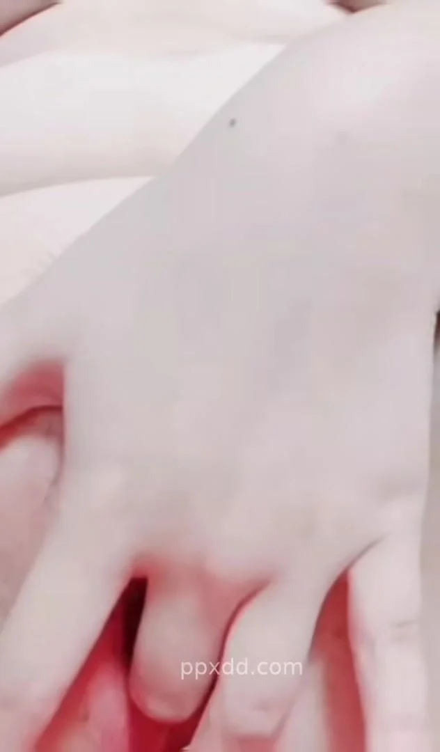 Cô nàng lẳng lơ ngực bự, hơi mũm mĩm đang phun nước trong khi cọ xát vào bàn